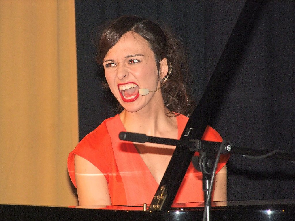 Zierlich, aber frech mit ganz großer Klappe: Musikkabarettistin Anna Piechotta im Capitol.    Foto: Trenkle Foto: Schwarzwälder-Bote