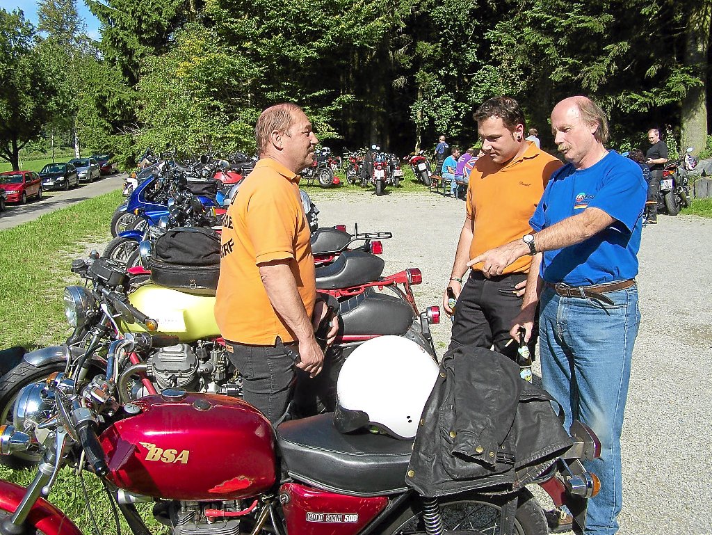 Drei aus der Laverda-Gemeinde beim Fachsimpeln (von links): Harry und Daniel aus Rohrdorf und Joe aus Villingen.  Foto: Krug Foto: Schwarzwälder-Bote
