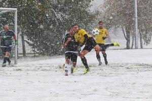 Die Partie zwischen GW Ottenbronn II und dem TSV Neuhengstett musste im ersten Versuch wegen starkem Schneefall abgesagt werden. Foto: Kraushaar