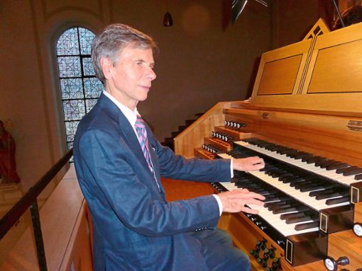 Der Organist Jean Paul Imbert bei seinem Konzert im Rahmen des Sommerkurses. Foto: Schmid Foto: Schwarzwälder Bote