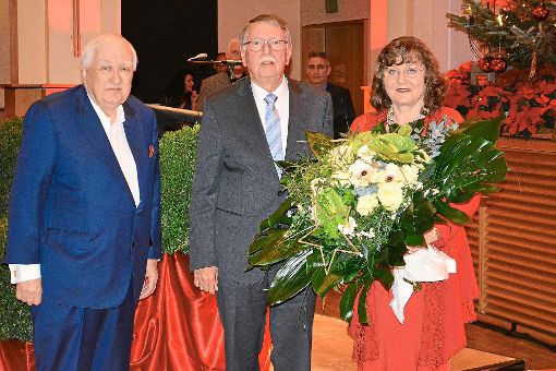 Peter Wehrstein (Mitte) bedankte sich für die Einladung und gratulierte zum 70-jährigen Bestehen der Firma. Er überreichte den Ditters im Namen der ehemaligen Mitarbeiter ein großes Blumengebinde. Foto: Wölfle