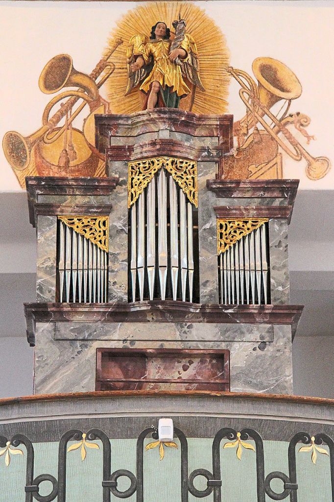 Die kleine Orgel in der Trillfinger Wendelinskapelle gilt unter Experten als echte Rarität. Organist und Chorleiter Karl Müller spielt gerne auf ihr, auch wenn der Zustand des Instruments nicht mehr der allerbeste ist. Fotos: Lenski