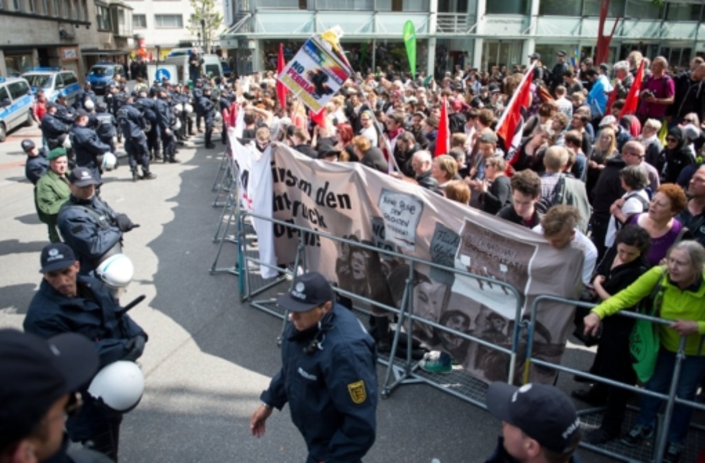Bei Protesten gegen die Pegida-Demonstration in Stuttgart sind am Sonntag sechs Polizisten verletzt worden.