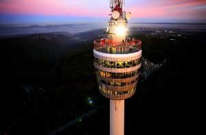 Die Stadt Stuttgart und der SWR wollen in den nächsten Wochen zügig die Bau- und Kostenfragen zum neuen Brandschutzgutachten für den Fernsehturm klären. Foto: dpa