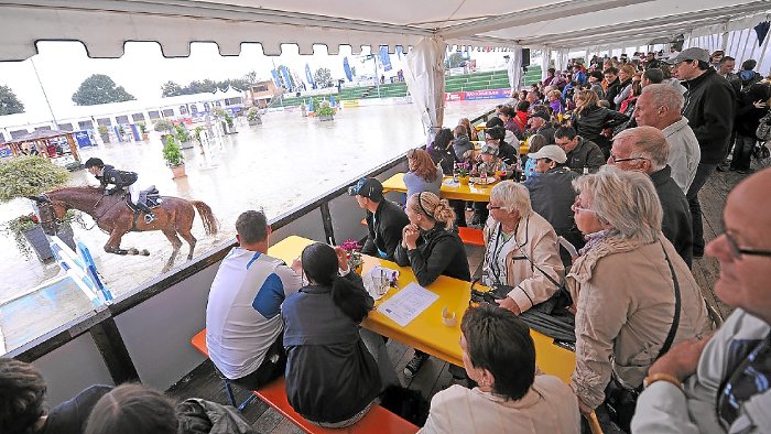 Reiten im Regen: Beim feuchten Fest der Pferde flüchten die Besucher unters Zeltdach