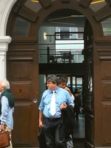 Stephan Kröger verlässt das Gerichtsgebäude. Foto: Deckert Foto: Schwarzwälder Bote