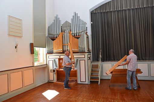 Vorsichtig demontieren Stephan Kirschhoch (links) und Christoph Ingenbrand als erstes  die hölzernen Orgelpfeifen.Fotos: Fritsche Foto: Schwarzwälder Bote