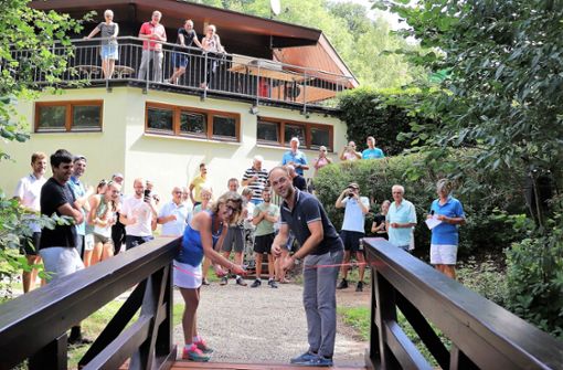 Patricia Jacquart, Präsidentin des Tennisclubs Neuville, gibt  gemeinsam mit Michael Esslinger die neue Brücke  frei. Foto: Werner Hering