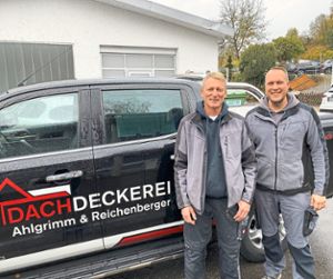 Lasse Ahlgrimm (rechts) und Gerhard Reichenberger feiern das zehnjährige Betriebsjubiläum ihrer Dachdeckerei. Foto: Priestersbach