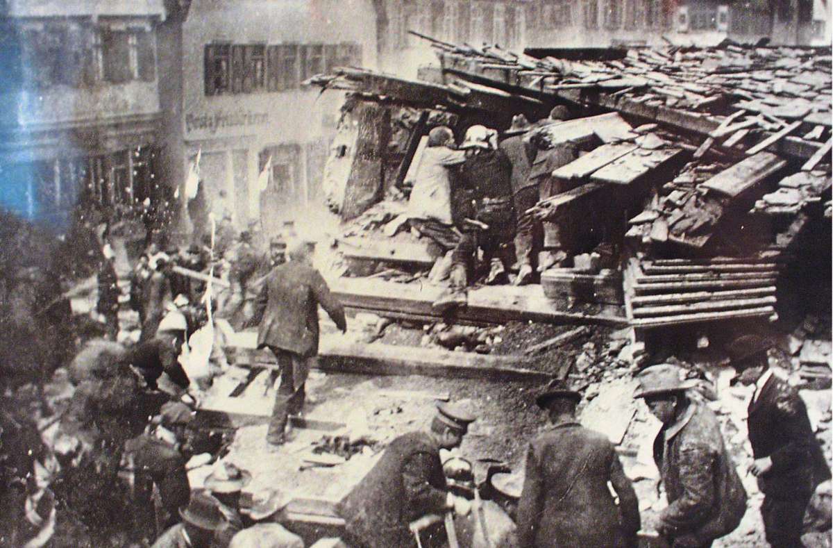 Das berühmte Bild von der Hirsch-Katastrophe. Der Hirsch war viele Jahre das Vereinslokal des TV Nagold. Bei dem Versuch 1906, die Gaststätte zu heben starben auch fünf Sportler.