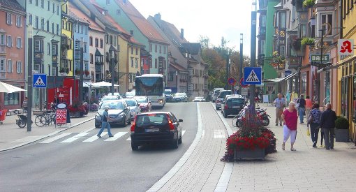 An der Hochbrücktorstraße befinden sich links und rechts Angebotsstreifen. Doch für welche Verkehrsteilnehmer sind sie gedacht? Foto: Smaoui/Schnekenburger
