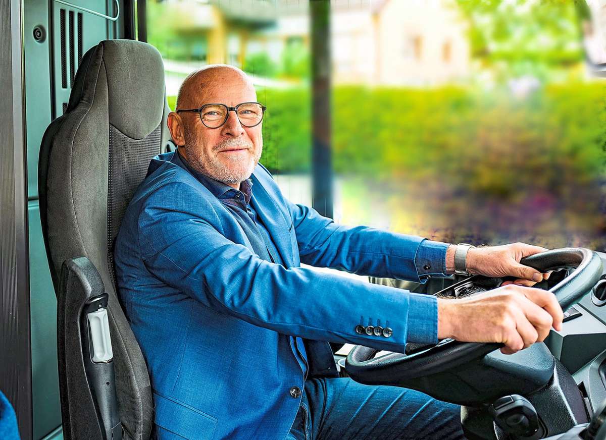 Verkehrsminister Winfried Hermann setzte sich ans Steuer des beim Schulzentrum geparkten E-Busses.