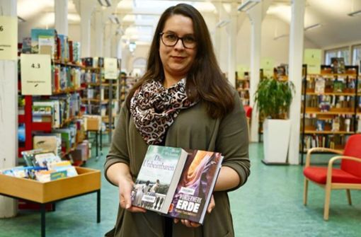 Zwei Buchtipps hat Verena Jaburg schon parat. Doch im Jubiläumsjahr der Stadtbücherei können sich Lesefreunde nicht nur auf Neuerscheinung freuen. Foto: Hezel