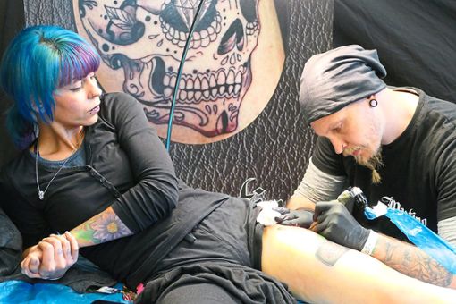 Die Tatowierer gehen beim stechen neuer Tattos mit größter Sorgfalt vor. Foto: Bombardi