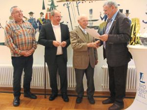VdK-Kreisvorsitzender Horst Vahsen (von rechts) ehrte  Adolf Engel, Joachim Theurer und Gert Wuerttemberger für ihre Verdienste.   Foto: Wallburg Foto: Schwarzwälder Bote