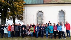 Stattlich war die Teilnehmerschar bei der Eröffnung des Obernheimer Kapellenweges, der unter anderem über den Scheibenbühl führt. Foto: Wittmer