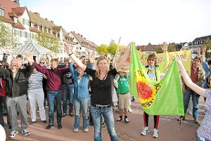Mahnwache auf dem oberen Marktplatz: Der Protest gegen die Atomenergie reißt nicht ab.  Foto: Altendorf-Jehle