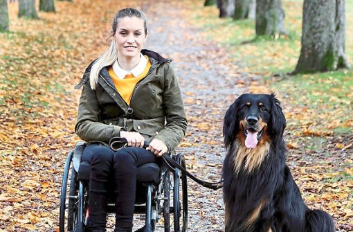 Beeindruckende Person: Julia Schleehauf, Gesicht der Kampagne des Polizeipräsidiums Pforzheim, mit ihrem Hund Eskil, ein Hovawart.  Foto: Handgrätinger
