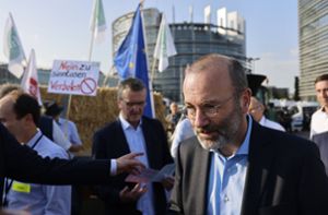EVP-Chef Manfred Weber trifft sich in Straßburg mit protestierenden Landwirten. Dennoch votierten die Abgeordneten für das Gesetz zur Wiederherstellung der Natur. Foto: dpa/Jean-Francois Badias
