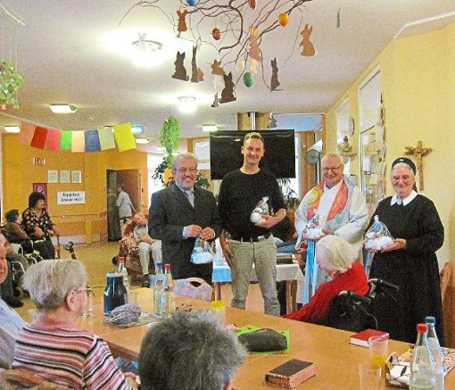 Nach dem Gottesdienst mit Pfarrer Hans Schlenker und Schwester Ursula verteilt die CDU Osterlämmer an die Senioren.  Foto: CDU Foto: Schwarzwälder-Bote