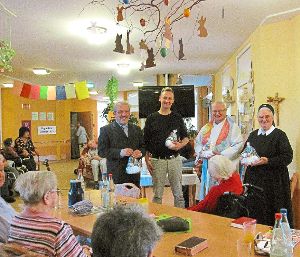 Nach dem Gottesdienst mit Pfarrer Hans Schlenker und Schwester Ursula verteilt die CDU Osterlämmer an die Senioren.  Foto: CDU Foto: Schwarzwälder-Bote