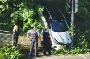 Kurioser Unfall in Oberndorf am Freitag gegen 8 Uhr. Ein Renault schoss den Hang beim Finanzamt hinab. Erst die Fußgängerampel stoppte ihn. Foto: Jörg Braun