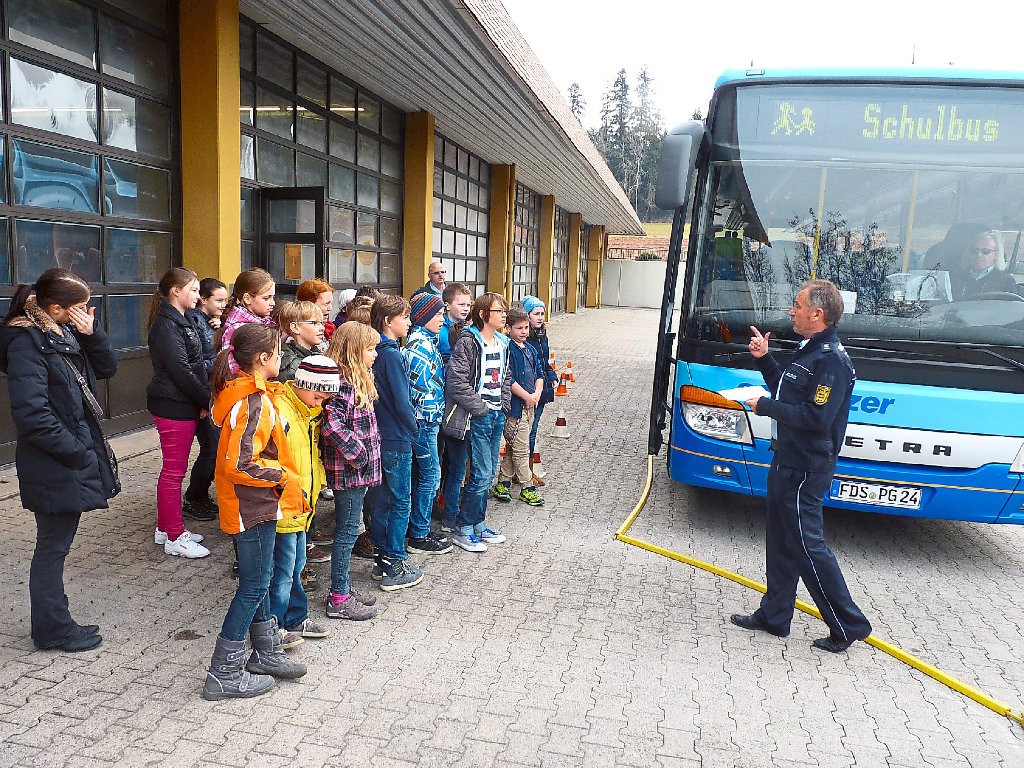 Gespannt hören die Schüler zu, was die Beamten der Verkehrsprävention ihnen über das Busfahren erzählen. Foto: Eyckeler Foto: Schwarzwälder-Bote