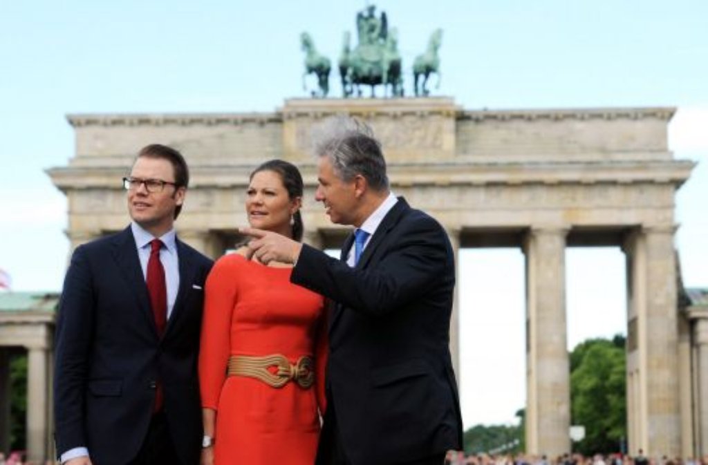 Kronprinzessin Victoria von Schweden steht zusammen mit ihrem Ehemann Daniel und Berlins Regierendem Bürgermeister Klaus Wowereit (rechts) vor dem Brandenburger Tor.