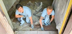 Raphael Burger (links) und Timo Tauser säubern den Eingang  nach getaner Arbeit.Foto: Bantle Foto: Schwarzwälder Bote