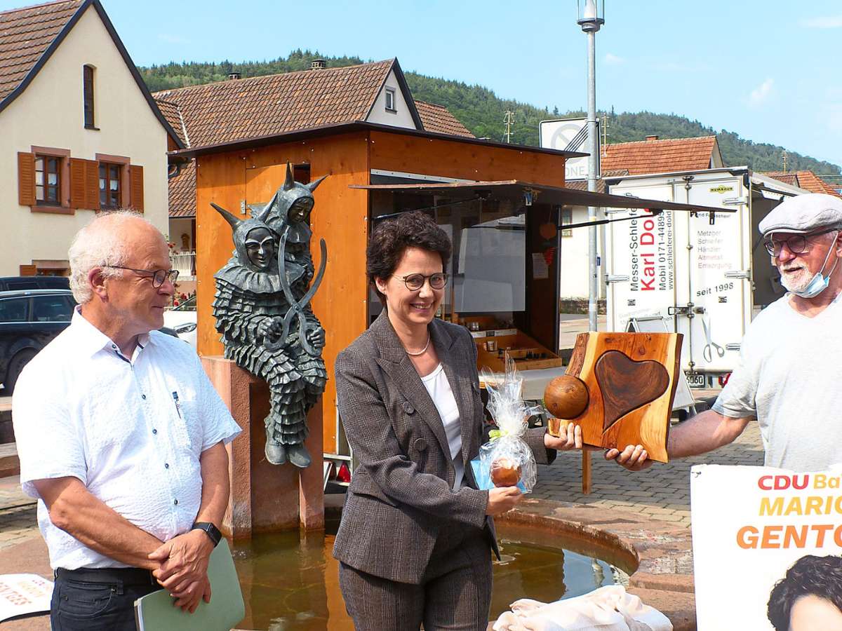 Eine Holzskulptur mit einem Herz und einer kleinen Weltkugel überreichte Julius Benz  der neuen Justizministerin Marion Gentges – das gefiel auch Harald Günther (links). Foto: Vögele