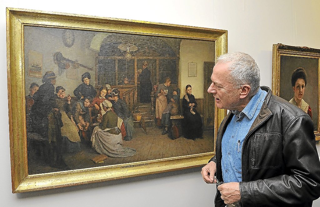 Bernd Ballmann schaut interessiert in das Dienstmädchenbüro, das Salomon Hirschfelder gemalt hat. Foto: Morlok Foto: Schwarzwälder-Bote