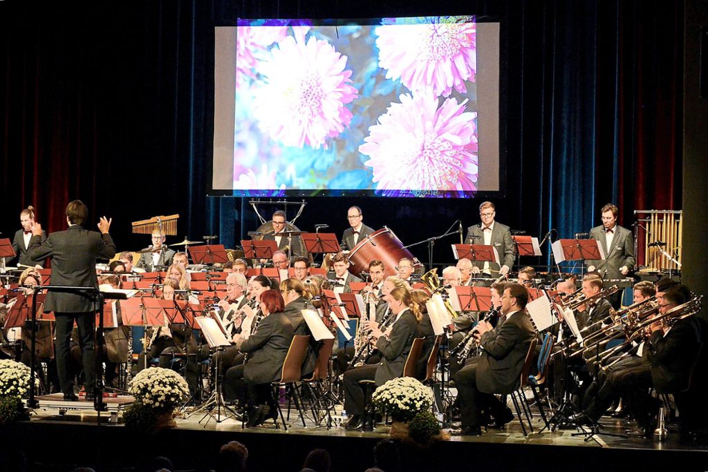 Die Stadtkapelle mit Dirigent Nicolas  Reed bescherte ihren Zuhörern bei der Chrysanthemengala einen schönen Abend.  Fotos: Baublies Foto: Lahrer Zeitung