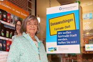 Donaueschingen ist auf dem Weg zur Fairtrade-Stadt, dass zeigt dieses Schild. Isolde Lange trägt durch ihr ehrenamtliches Engagement im Donaueschinger Weltladen zum Gelingen des Projektes bei.  Foto: Moritz