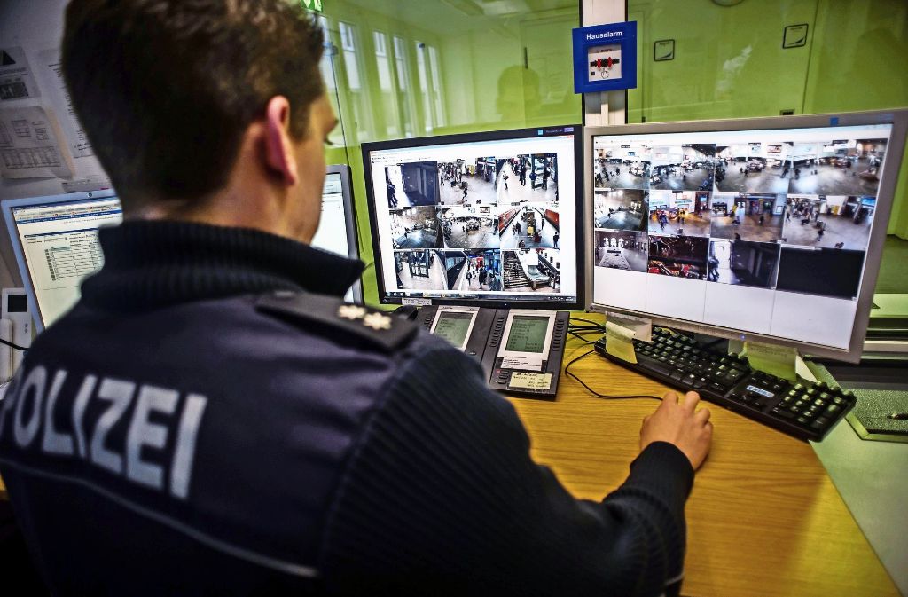Die Bundespolizei am Stuttgarter Hauptbahnhof sieht live am Monitor alle Bilder der Überwachungskameras, die die Bahn im S-Bahn-Netz betreibt.