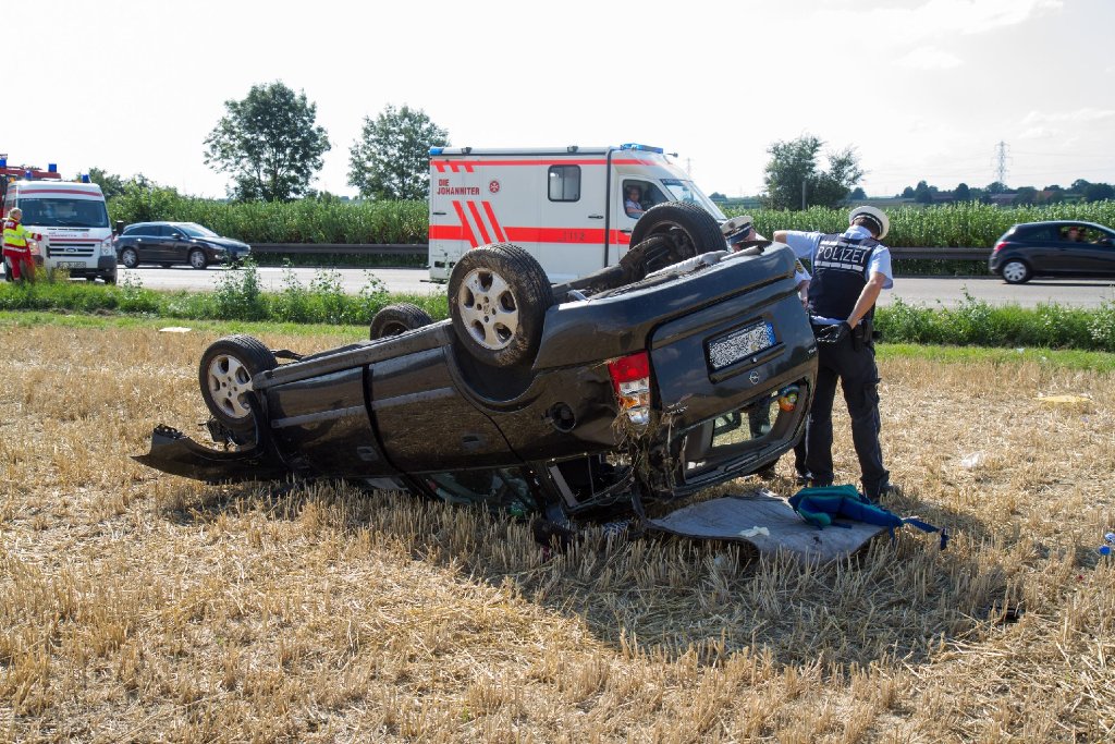 Wenige hundert Meter vor der Ausfahrt Ludwigsburg-Süd auf der Autobahn 81 kommt ein Opel Astra von der Fahrbahn ab und überschlägt sich. Fahrer und Beifahrerin werden leicht verletzt, ein einjähriges Kind bleibt unverletzt.