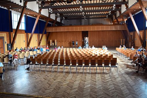 Viele Stühle, wenig Zuhörer  bei der Kandidatenvorstellung  in der Schwarzwaldhalle. Foto: Michel