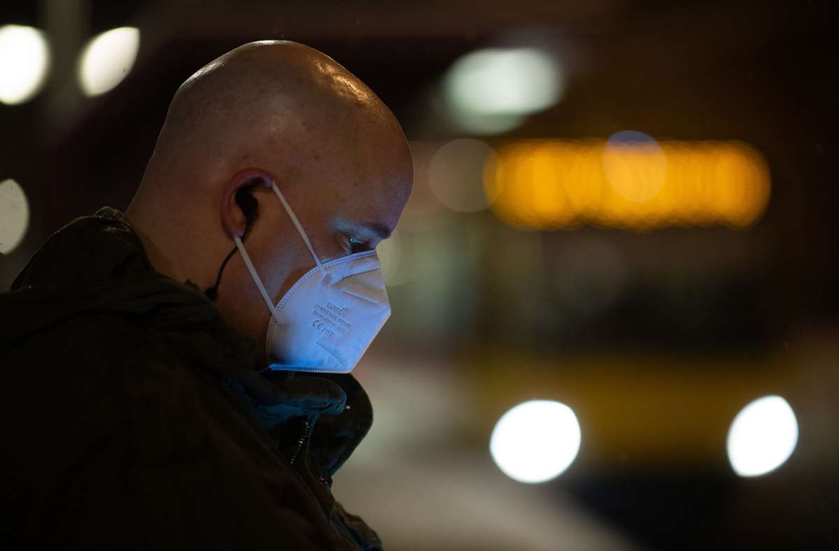 Künftig müssen Reisende FFP-2-Masken im ÖPNV über Mund und Nase tragen. (Symbolbild) Foto: dpa/Sebastian Gollnow