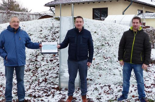 Alwin Staiger und Michael Soppart übergeben im Rahmen der Auflösung der Bürgervereinigung an Bürgermeister Peter Schumacher einen Scheck über 4180 Euro. Foto: Schumacher