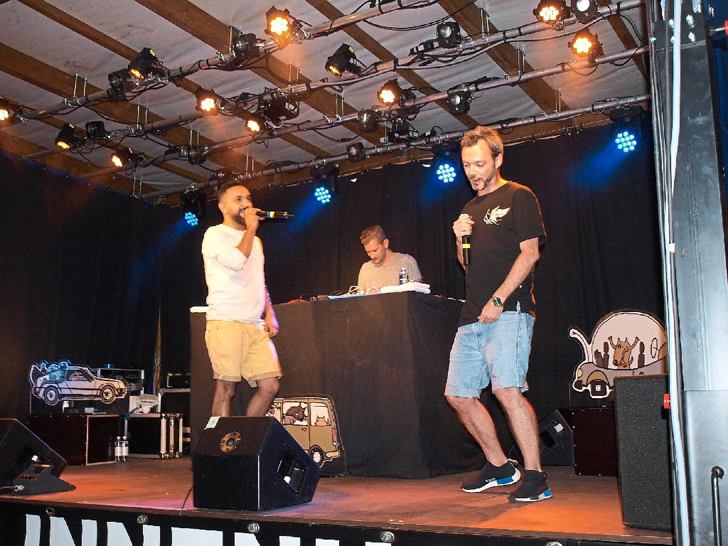 Sympathische Botschafter der Schweiz im Innenhof: der Rapper Greis (rechts) mit DJ Claud (Mitte)  und Ur. Foto: Zieglwalner Foto: Schwarzwälder-Bote