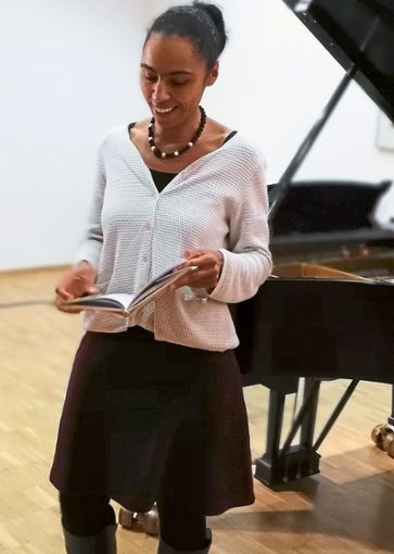 Natalie Damm bei ihrer Lesung mit Musik im Triberger Kurhaus. Foto: Ciubotaru Foto: Schwarzwälder Bote