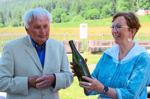 Freude über eine mehr als 100 Jahre alte Flasche: Fördervereinsvorsitzende Dora-Luise Klumpp aus Baiersbronn und Otto Günter Baus aus Homburg. Foto: B. Schwarz