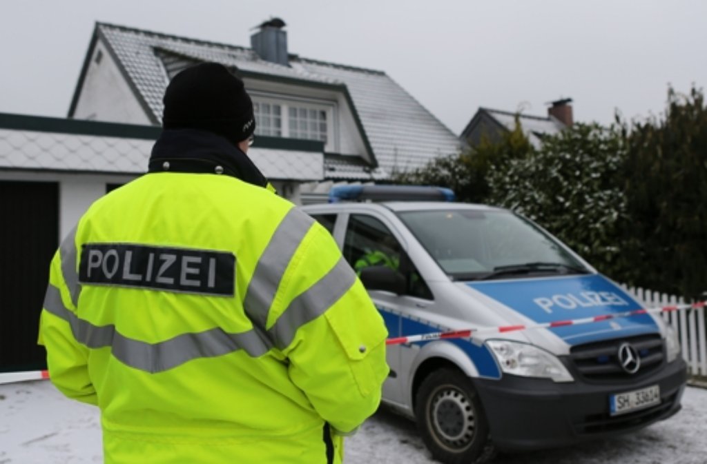 Die Polizei sperrte das weiße Einfamilienhaus, das in einer ruhigen Wohngegend in Glinde bei Hamburg liegt, weiträumig ab. Die Mordkommission und die Spurensicherung der Bezirkskriminalinspektion Lübeck nahmen die Ermittlungen auf.