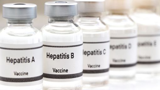 Hepatitis-Vakzine sind in einem medizinischen Labor aufgereiht. Foto: Imago/Pond5 Images
