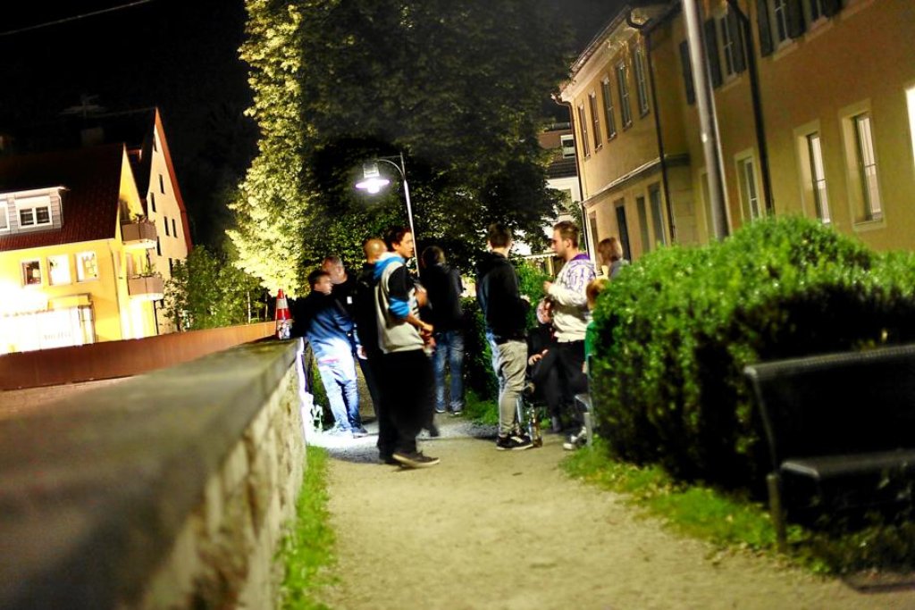 Eine Gruppe Jugendlicher vergnügt sich nahe des Zollernschlosses in Balingen. Soll Alkoholgenuss auf öffentlichen Plätzen verboten werden? Die Jusos halten diese Forderung für Unsinn.  Foto: Maier