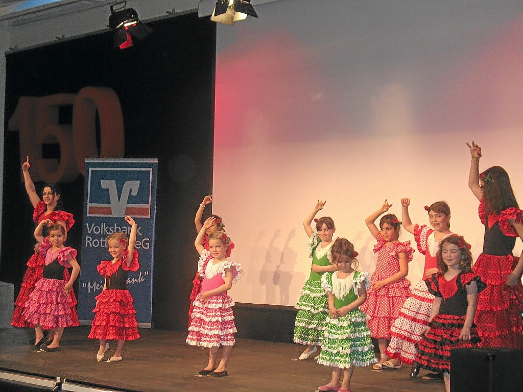 Die Tanzgruppe Fit for kids des TSV Rottweil zeigt einen Flamencotanz. Fotos: Spreter