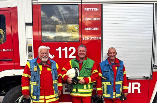 Letztes Foto als Aktive: Karl-Heinz Neuweiler (von links), Martin Kraft und Stefan Kraft sind jetzt im Feuerwehr-Ruhestand. Foto: Andreas Stängle