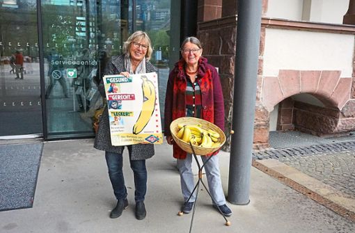 Eva Schaufelberger (links) und Elfriede Heeskens wollen Bad Liebenzell zur Fair-Trade-Stadt machen. Foto: Krokauer