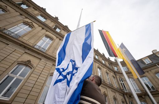 Seit Montag weht die israelische Flagge als Solidaritätsbekundung vor dem Stuttgarter Staatsministerium. Foto: dpa/Marijan Murat