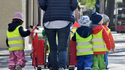 Ein Betreuerin läuft mit mehreren Kleinkindern über einen Bürgersteig. Das dieses Jahr endende Programm zum Kita-Ausbau stammt noch von der Vorgängerregierung. Foto: Peter Kneffel/Deutsche Presse-Agentur GmbH/dpa