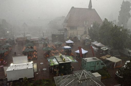 Heftiger Regen peitschte am Samstag über das Streetfood-Festival auf dem Freudenstädter Marktplatz. Foto: Schwark